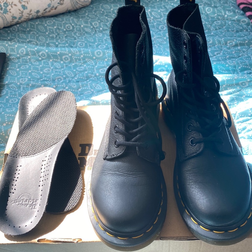 doc martens 1460 . black .